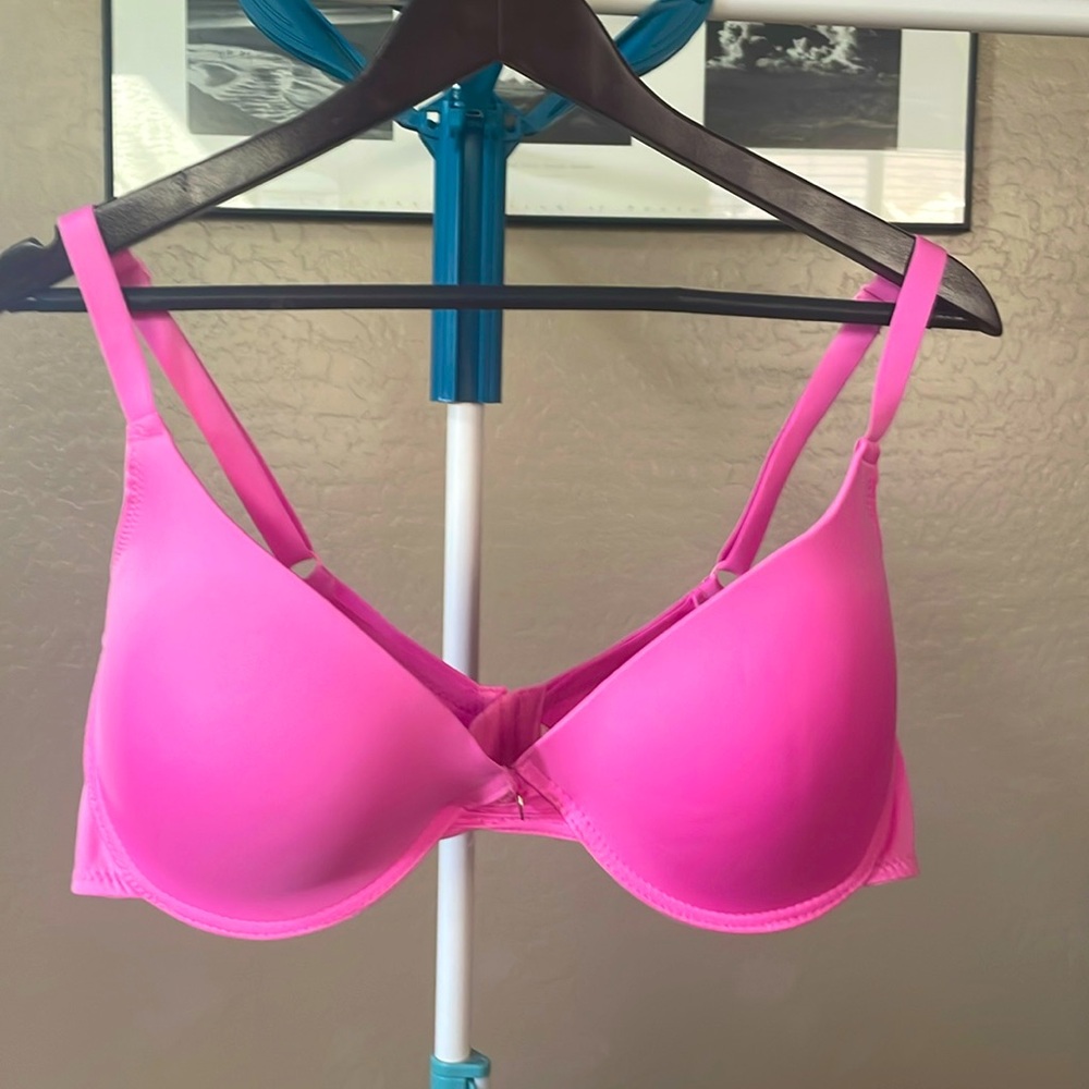 Hot pink bra, Juicy Couture, 40 C